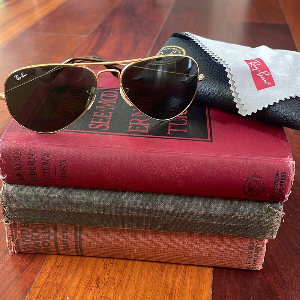 Ray-ban Aviator classic sunglasses.